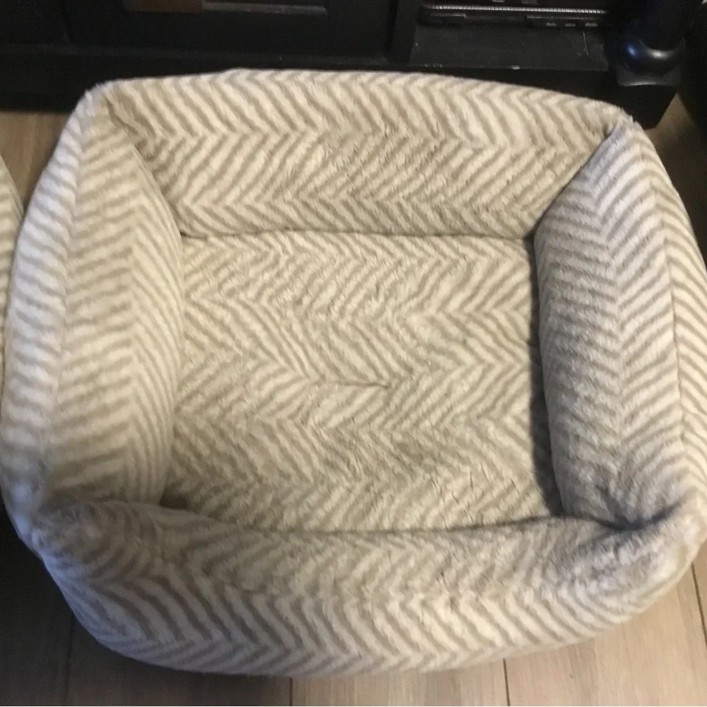 Bundle of 2 small pet beds